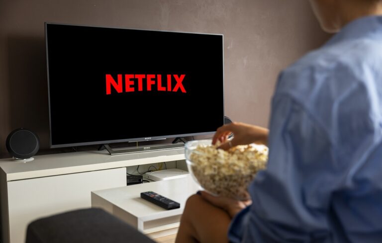 netflix, watching tv, streaming-6964935.jpg